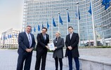 Ο Σπύρος Καπράλος παρέδωσε στον Αντιπρόεδρο της Ευρωπαϊκής  Επιτροπής Μαργαρίτη Σχοινά, τις προτάσεις των αθλητών για το μέλλον του Αθλητισμού στην Ευρώπη
